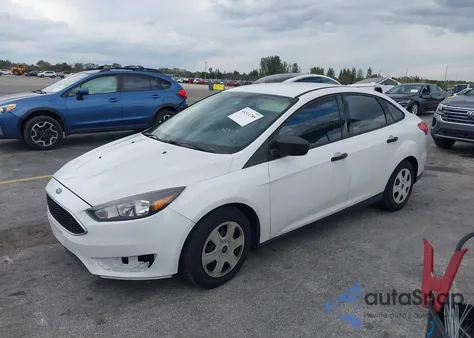 2015 Ford Focus S z USA, uszkodzony, nr VIN 1FADP3E21FL362568